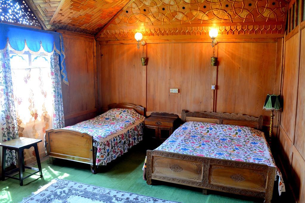 Hotel Kings Houseboats Srīnagar Zimmer foto