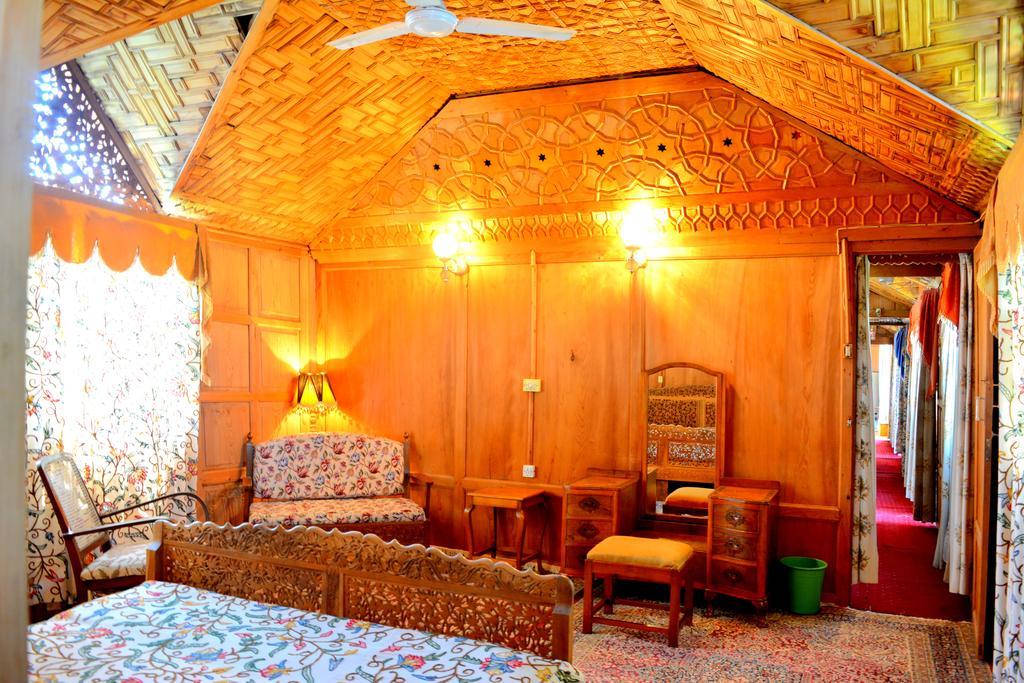 Hotel Kings Houseboats Srīnagar Zimmer foto