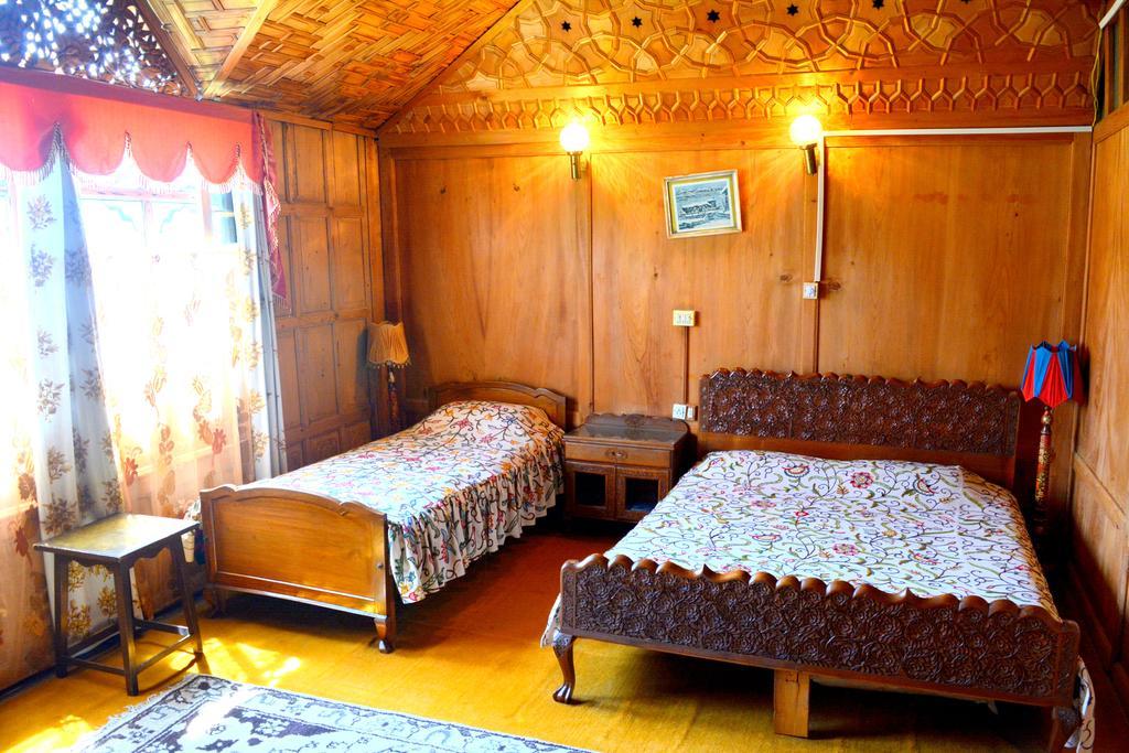 Hotel Kings Houseboats Srīnagar Zimmer foto