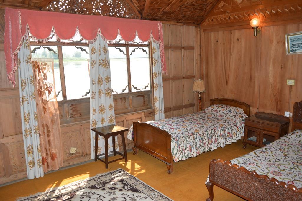 Hotel Kings Houseboats Srīnagar Zimmer foto